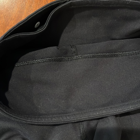 Lululemon 21” size 4 in Black - Picture 4 of 5